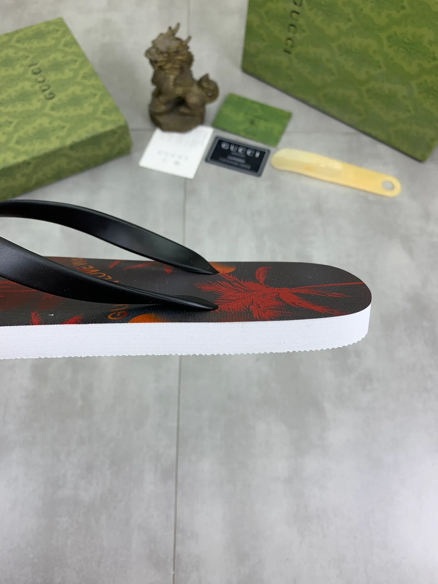 Men's men's shoes 💰P220💰【New style】🆘【GUCCI】Official website's popular Gucci adult couple 🧑‍🤝‍🧑 style, children's flip-flops are on sale at the counter simultaneously! Original fabric imported from Italy. Original bottom provided by the original factory. Size: Adult 36-45. Children’s size: 30-37. Multiple colors available.